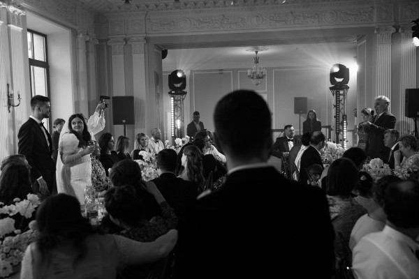 Веселая свадьба молодой пары в особняке Путилова