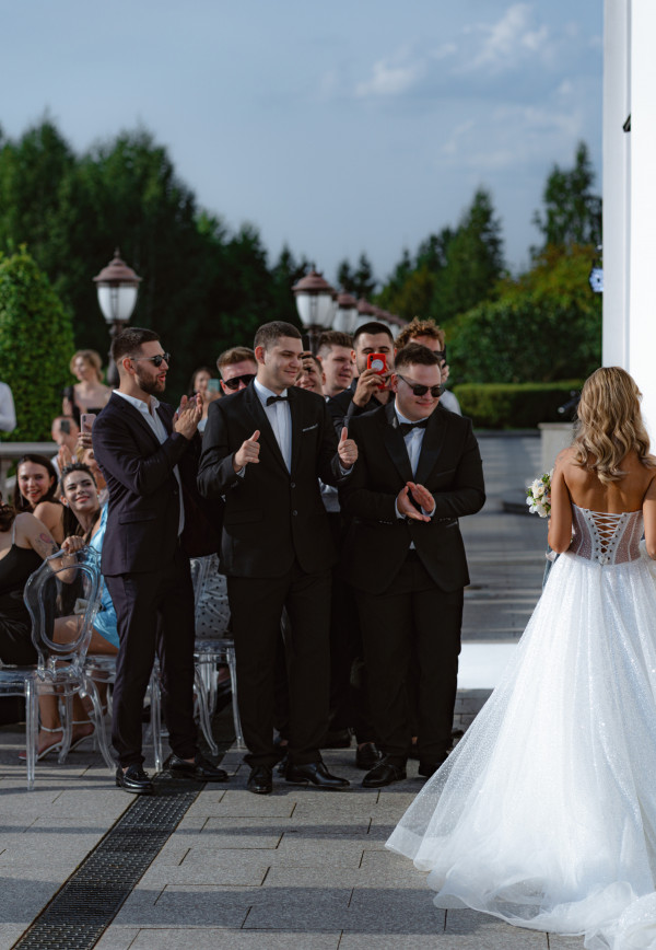 Босоножки Saint Laurent, мерцающее платье и неоновый