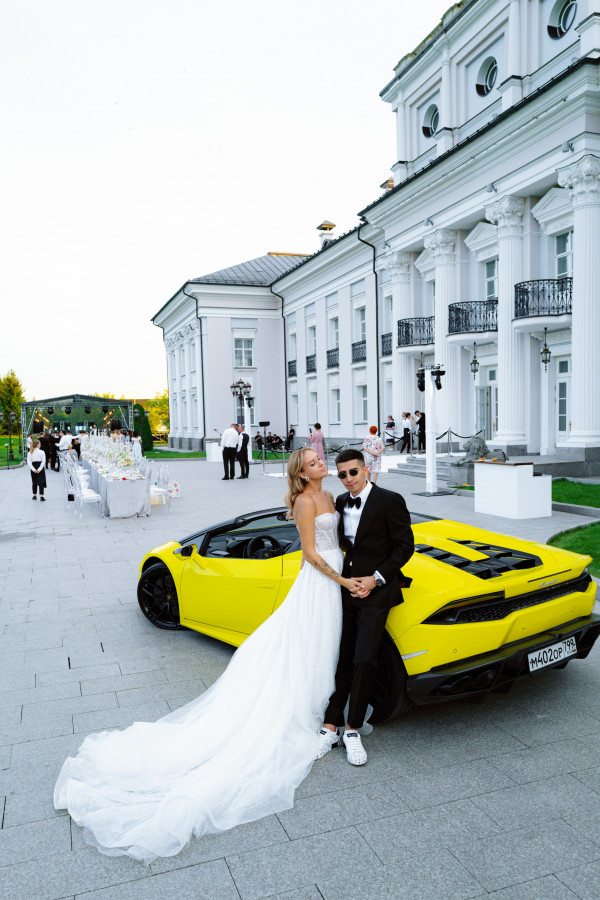 Босоножки Saint Laurent, мерцающее платье и неоновый