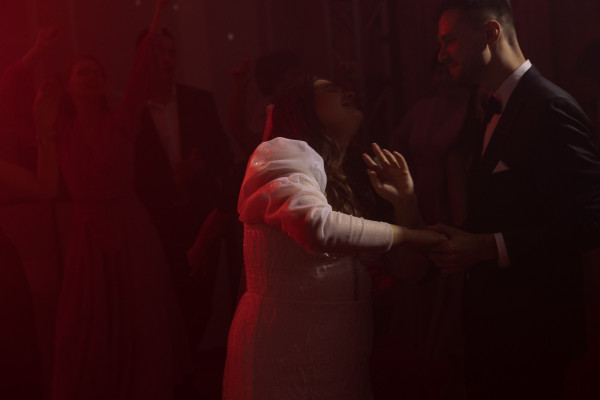 Веселая свадьба молодой пары в особняке Путилова