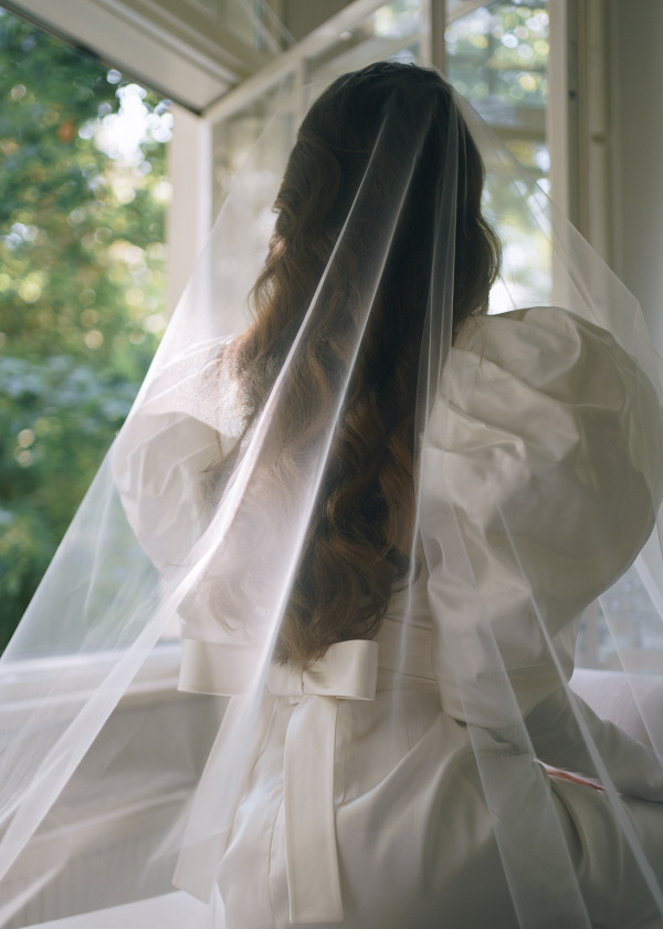 Свадьба с мерцающим платьем на берегу Финского