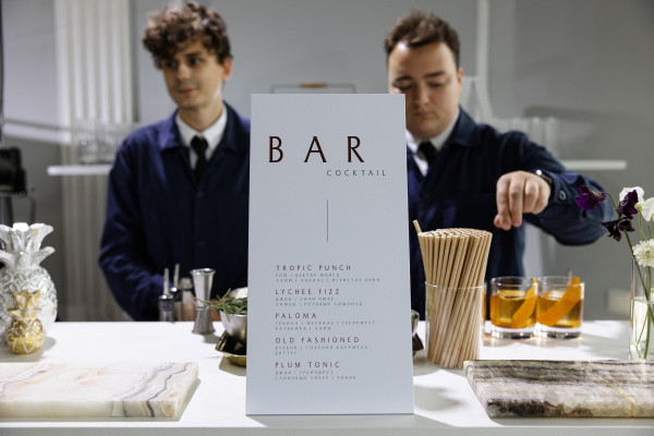 Веселая свадьба молодой пары в особняке Путилова