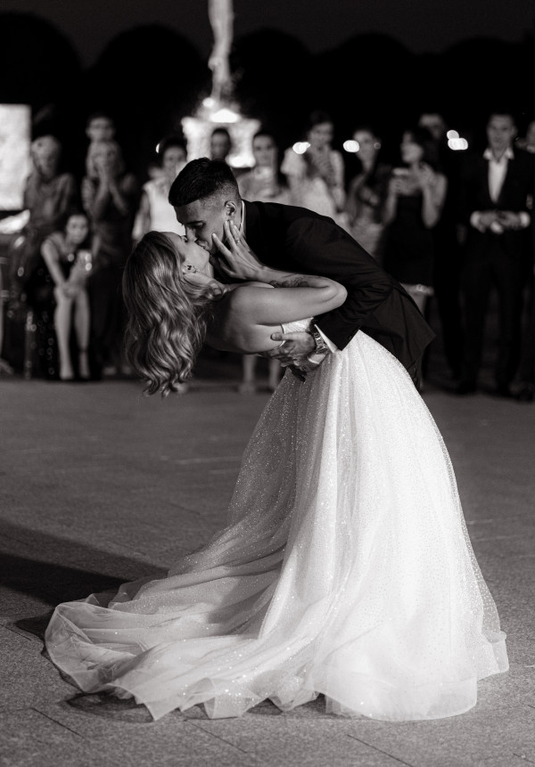 Босоножки Saint Laurent, мерцающее платье и неоновый