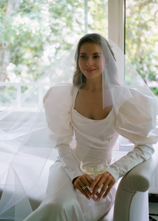 Свадьба с мерцающим платьем на берегу Финского