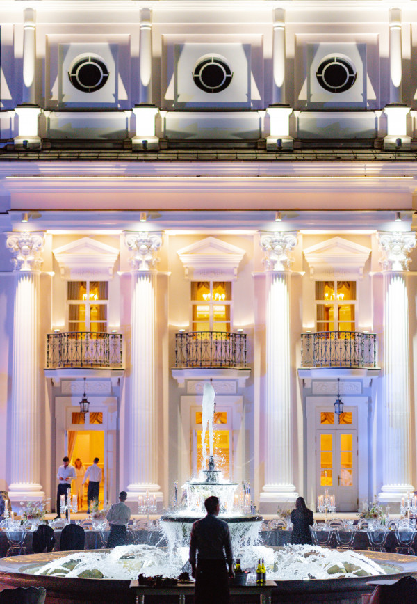 Босоножки Saint Laurent, мерцающее платье и неоновый