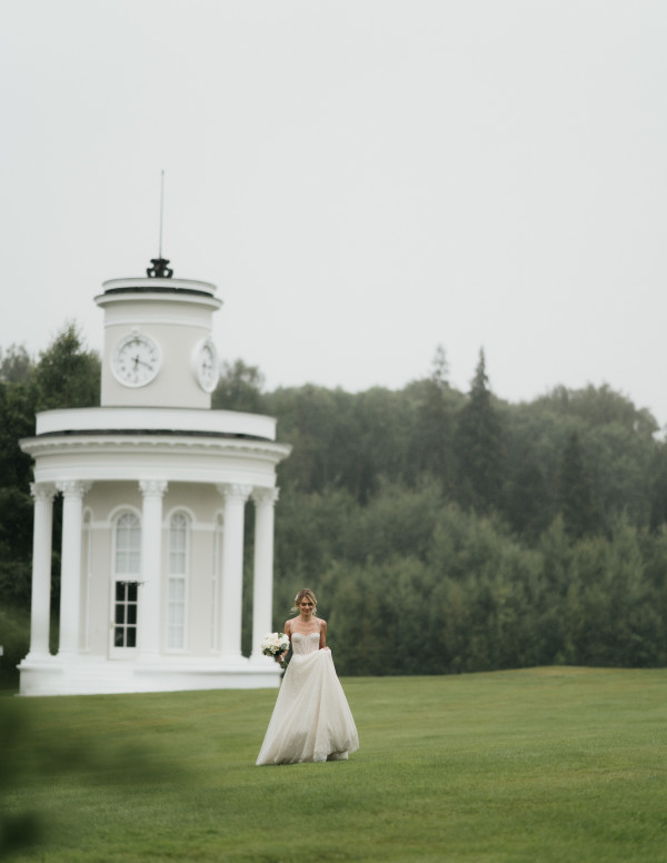 Лаконичная свадьба на поле для гольфа