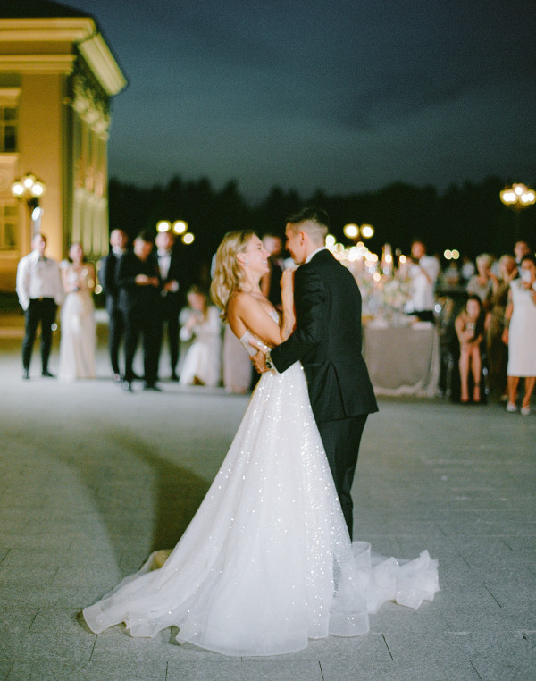 Босоножки Saint Laurent, мерцающее платье и неоновый