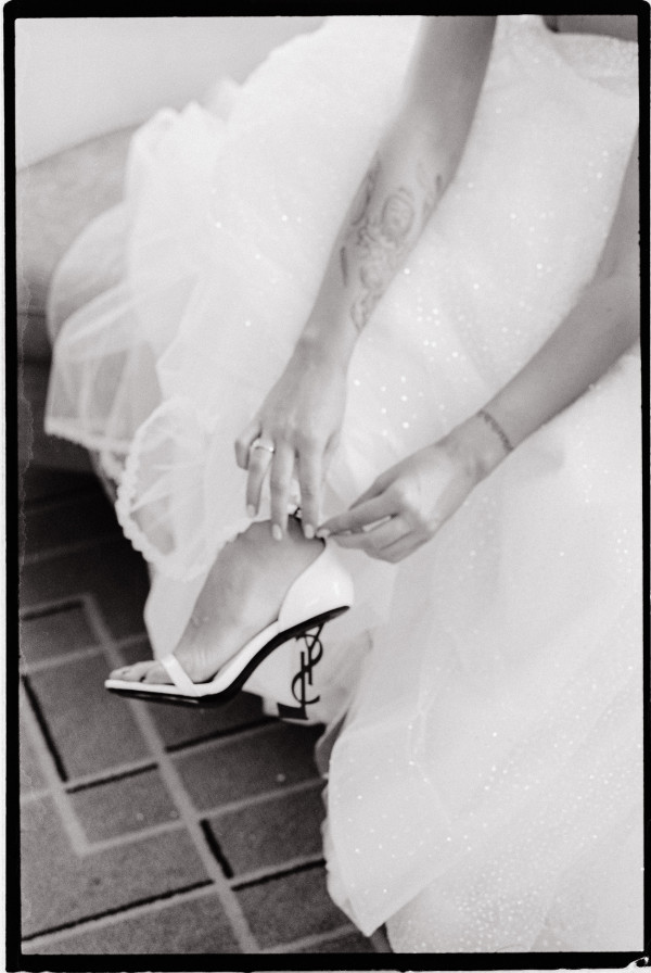 Босоножки Saint Laurent, мерцающее платье и неоновый