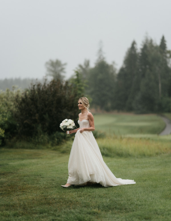 Лаконичная свадьба на поле для гольфа