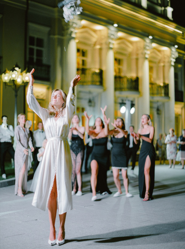 Босоножки Saint Laurent, мерцающее платье и неоновый