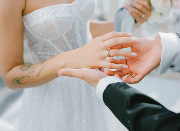 Босоножки Saint Laurent, мерцающее платье и неоновый