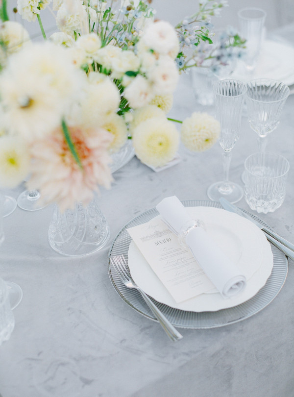 Босоножки Saint Laurent, мерцающее платье и неоновый