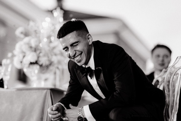 Босоножки Saint Laurent, мерцающее платье и неоновый