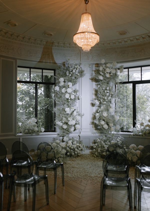 Свадьба с белоснежным декором в особняке