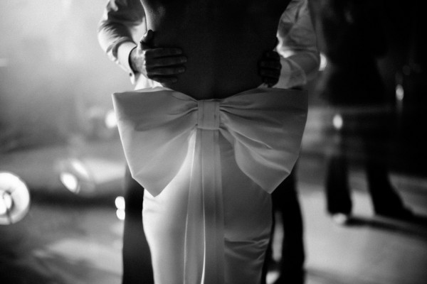 Церемония у воды и платье с длинным