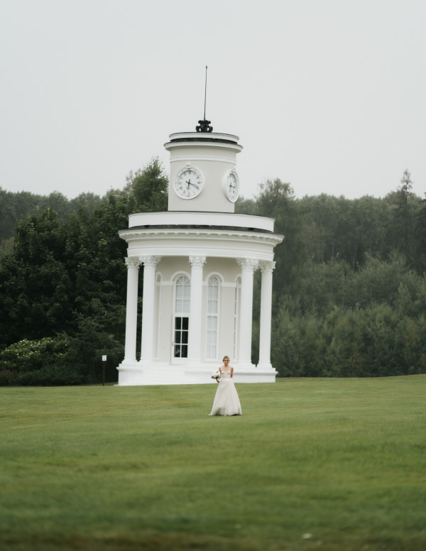 Лаконичная свадьба на поле для гольфа