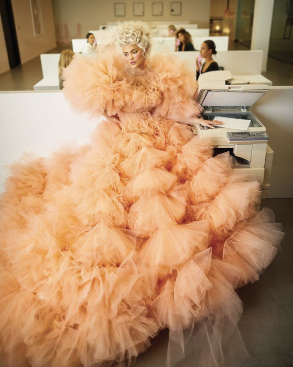 Почему цветные платья от кутюр станут свадебным