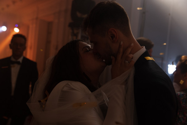 Веселая свадьба молодой пары в особняке Путилова