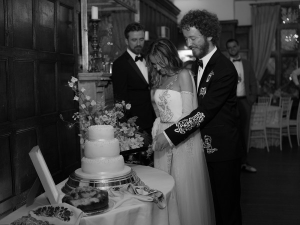 Необычные наряды с узорами на свадьбе художника