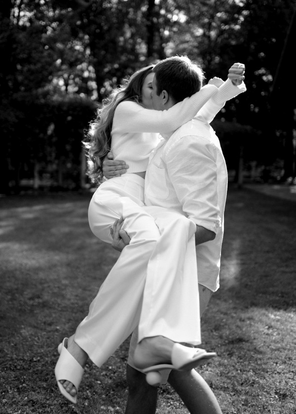 Свадьба с мерцающим платьем на берегу Финского