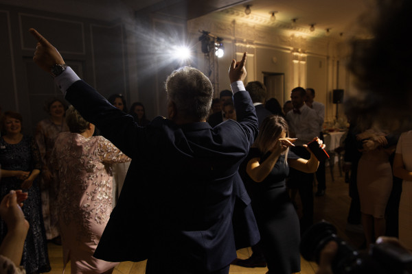 Веселая свадьба молодой пары в особняке Путилова