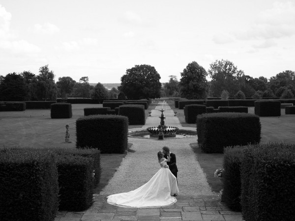 Необычные наряды с узорами на свадьбе художника