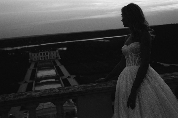 Босоножки Saint Laurent, мерцающее платье и неоновый