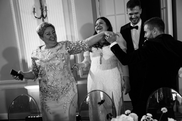 Веселая свадьба молодой пары в особняке Путилова