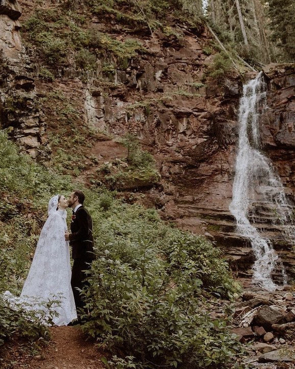 Лили Коллинз вышла замуж