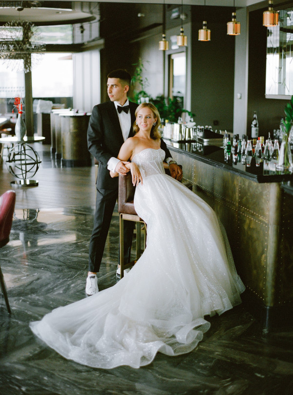 Босоножки Saint Laurent, мерцающее платье и неоновый