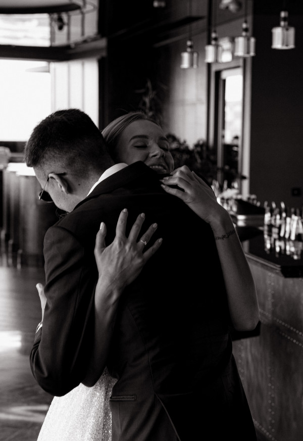 Босоножки Saint Laurent, мерцающее платье и неоновый