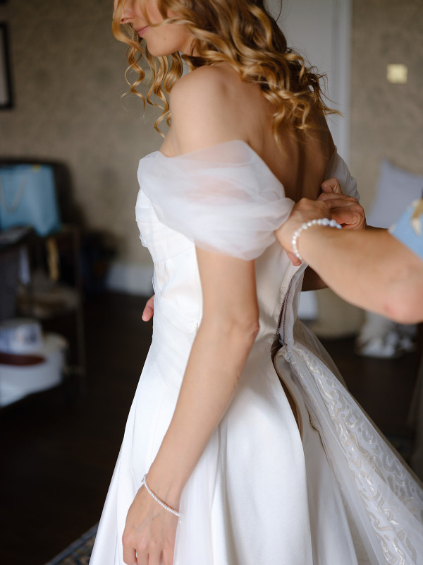 Необычные наряды с узорами на свадьбе художника