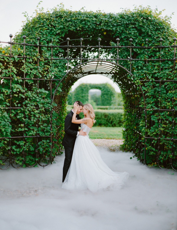 Босоножки Saint Laurent, мерцающее платье и неоновый