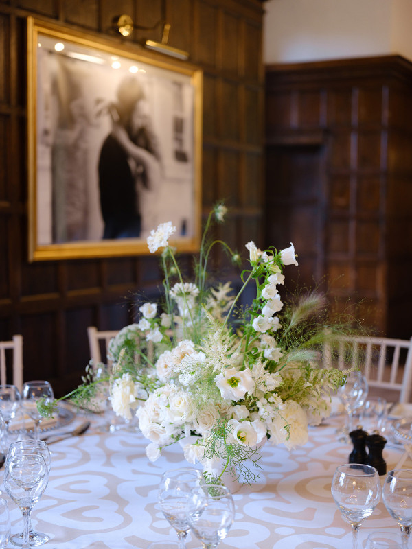 Необычные наряды с узорами на свадьбе художника