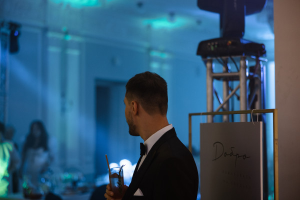 Веселая свадьба молодой пары в особняке Путилова