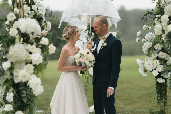 Лаконичная свадьба на поле для гольфа