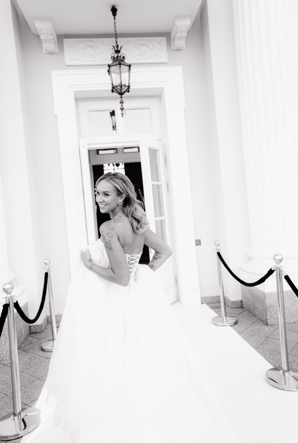 Босоножки Saint Laurent, мерцающее платье и неоновый