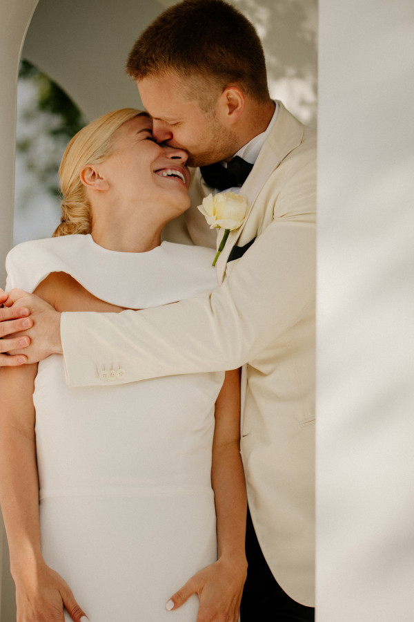 Церемония у воды и платье с длинным