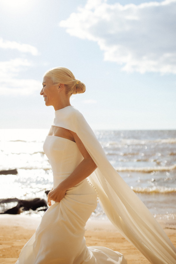 Церемония у воды и платье с длинным