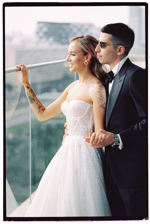 Босоножки Saint Laurent, мерцающее платье и неоновый