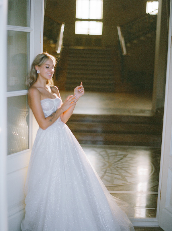 Босоножки Saint Laurent, мерцающее платье и неоновый