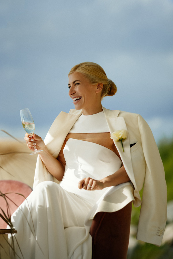 Церемония у воды и платье с длинным