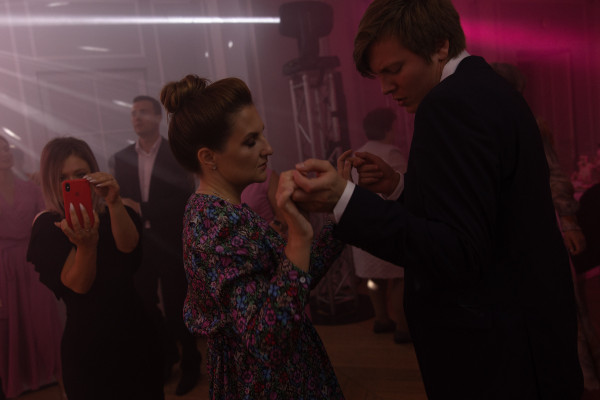 Веселая свадьба молодой пары в особняке Путилова