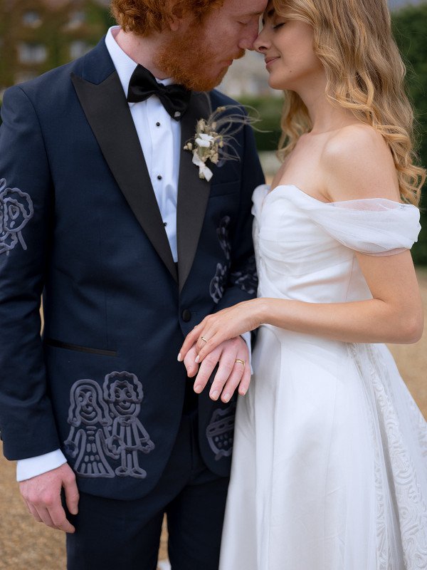 Необычные наряды с узорами на свадьбе художника