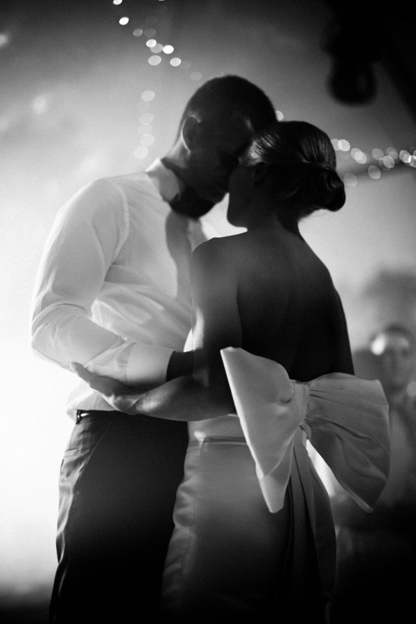 Церемония у воды и платье с длинным