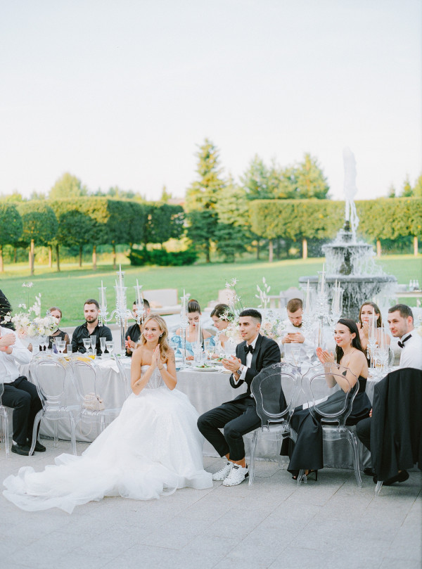 Босоножки Saint Laurent, мерцающее платье и неоновый