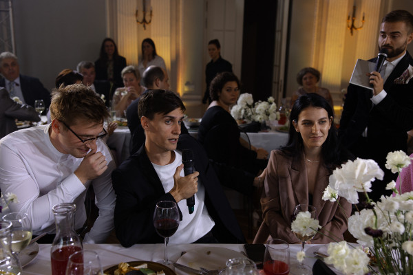 Веселая свадьба молодой пары в особняке Путилова