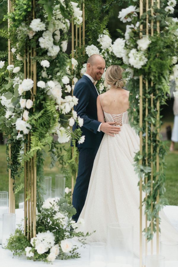 Лаконичная свадьба на поле для гольфа