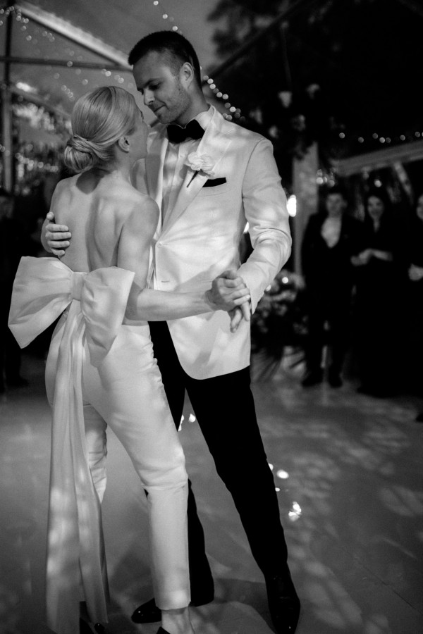 Церемония у воды и платье с длинным