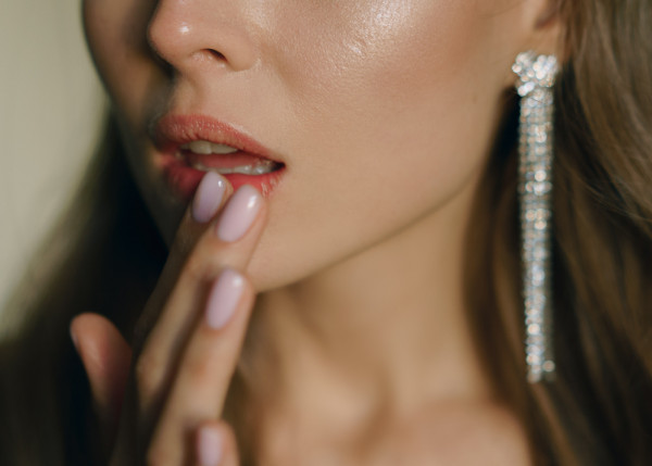 Свадьба с мерцающим платьем на берегу Финского